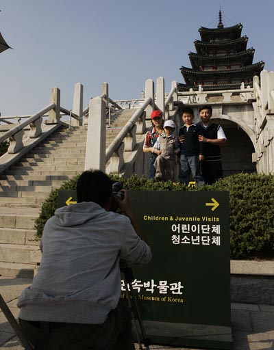 6,7일 추석 연휴기간에 찾은 관람객 수가 6만에 달한 민속박물관에서 무료로 제공한 가족사진 프로그램. 그러나 배경이 민속박물관을 상징하기에 어울리지 않는다는 의견도 있다. 